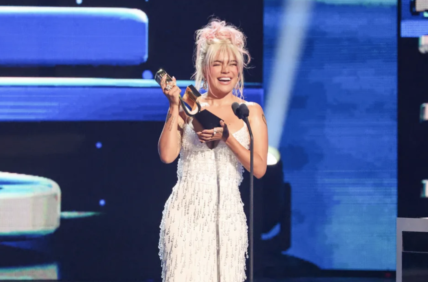 Karol G en el escenario de los Premios Billboard de la Música Latina 2023